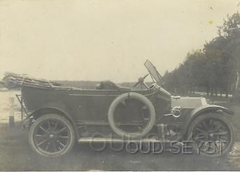 Fiat Torpedo 72.jpg - Firma Broederlet verkocht vanuit de 1e Dorpsstraat diverse oude auto's waaronder deze: Fiat Torpedo 12/16 pk. Eigenaar auto: Fam. van Stolk (Villa Coburg) Opname tussen 1910-30